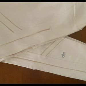 NWOT ALO crop high waist leggings w/detail size M cream